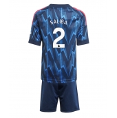Arsenal William Saliba #2 Udebanetrøje Børn 2025-26 Kort ærmer (+ bukser)